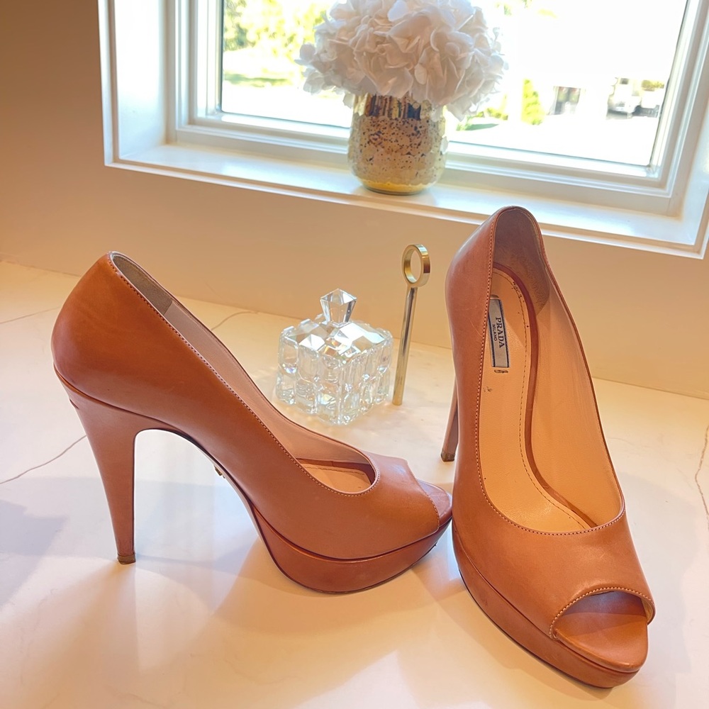 ••make offer•• Prada heels. Size 39.